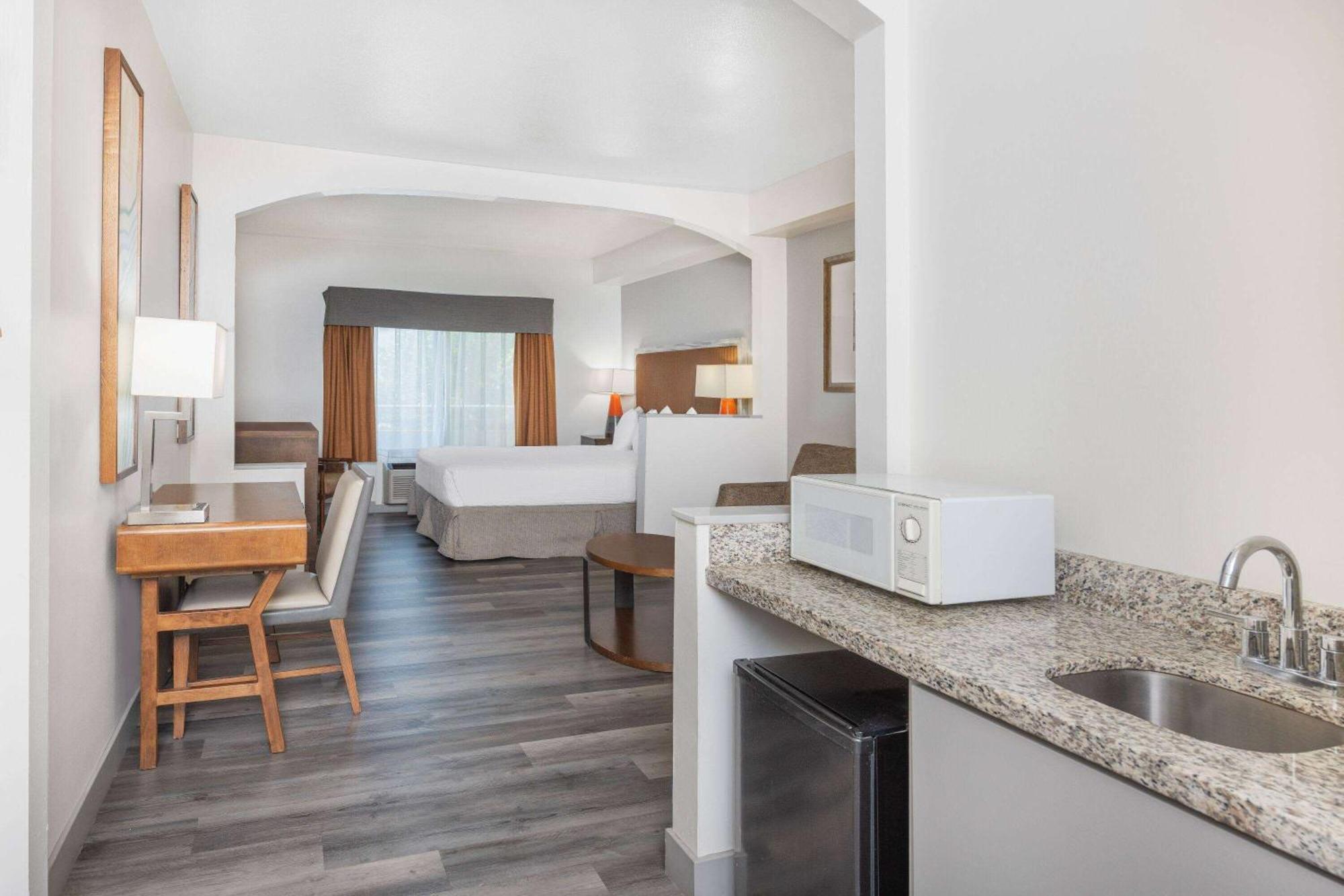Ramada By Wyndham Bakersfield Exterior foto