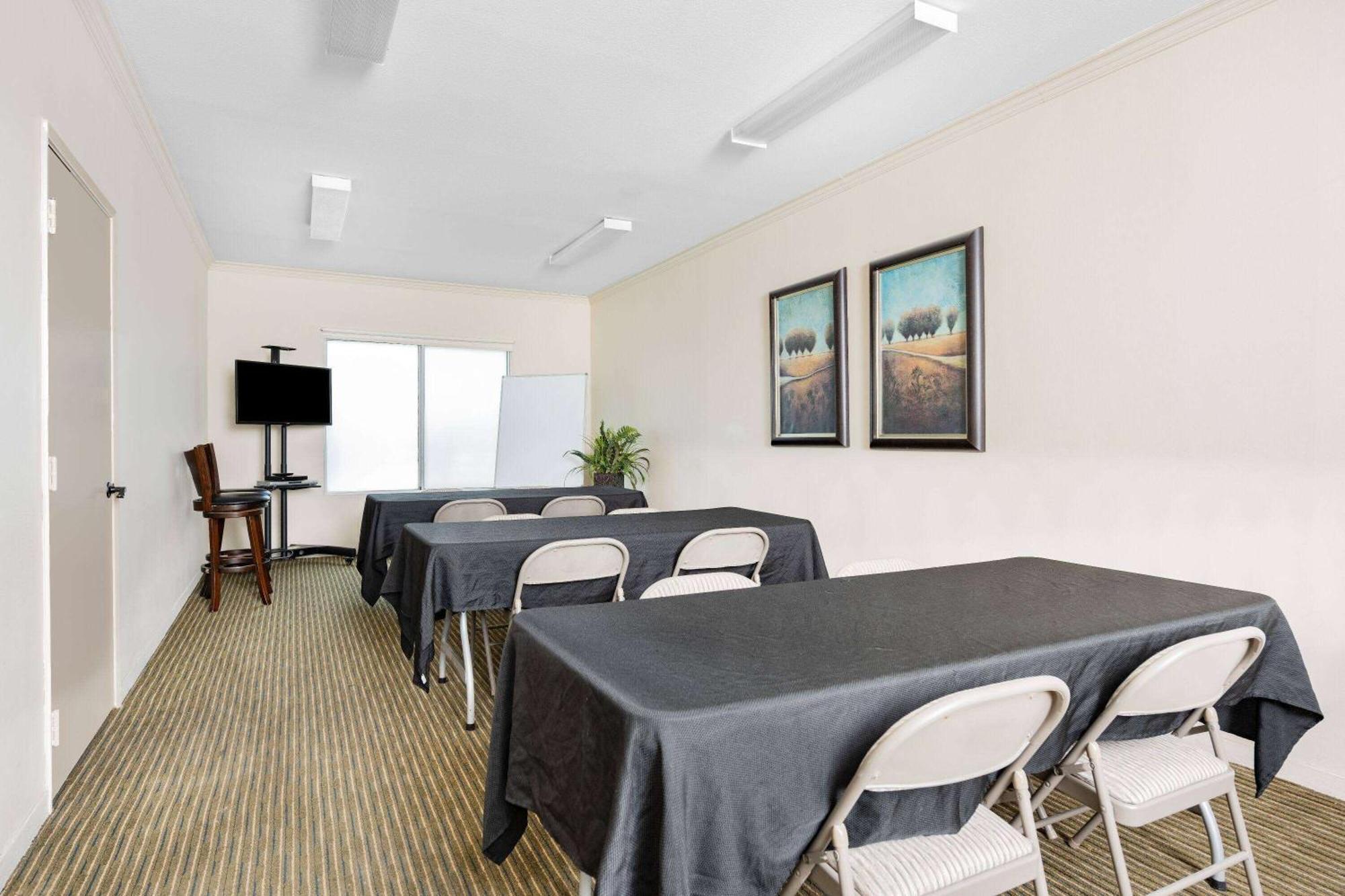 Ramada By Wyndham Bakersfield Exterior foto
