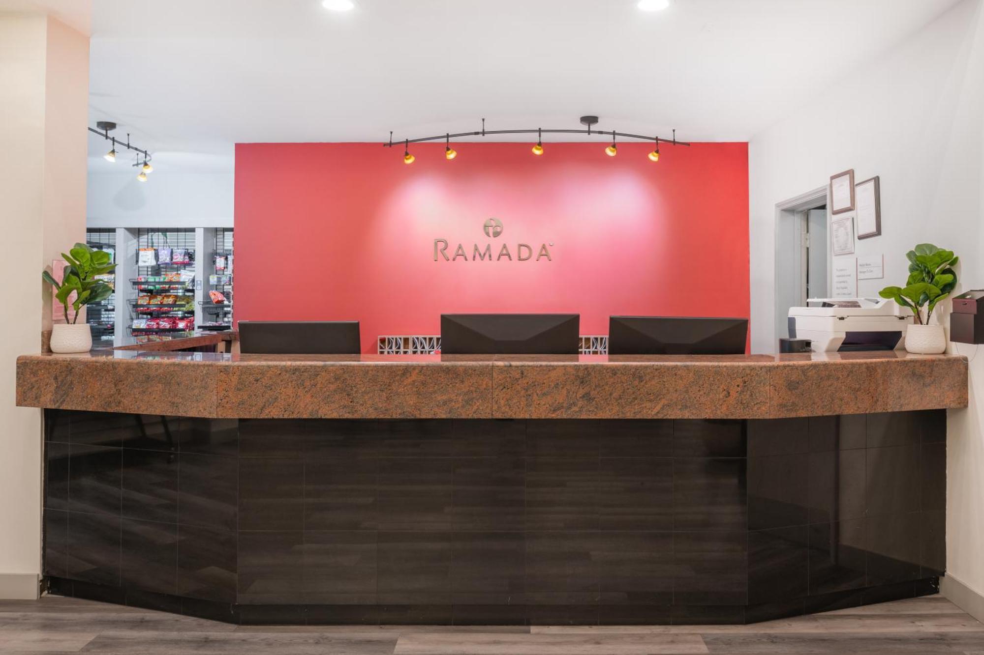 Ramada By Wyndham Bakersfield Exterior foto