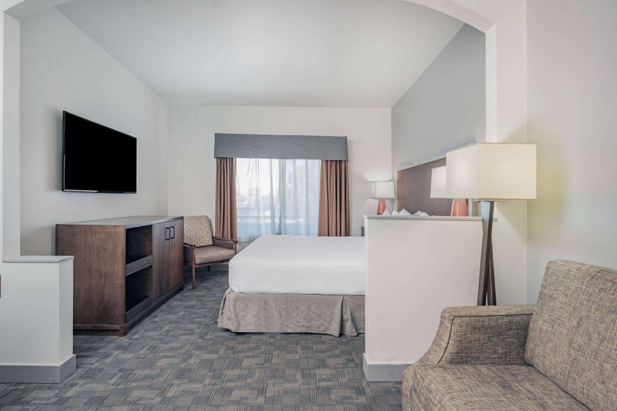 Ramada By Wyndham Bakersfield Exterior foto