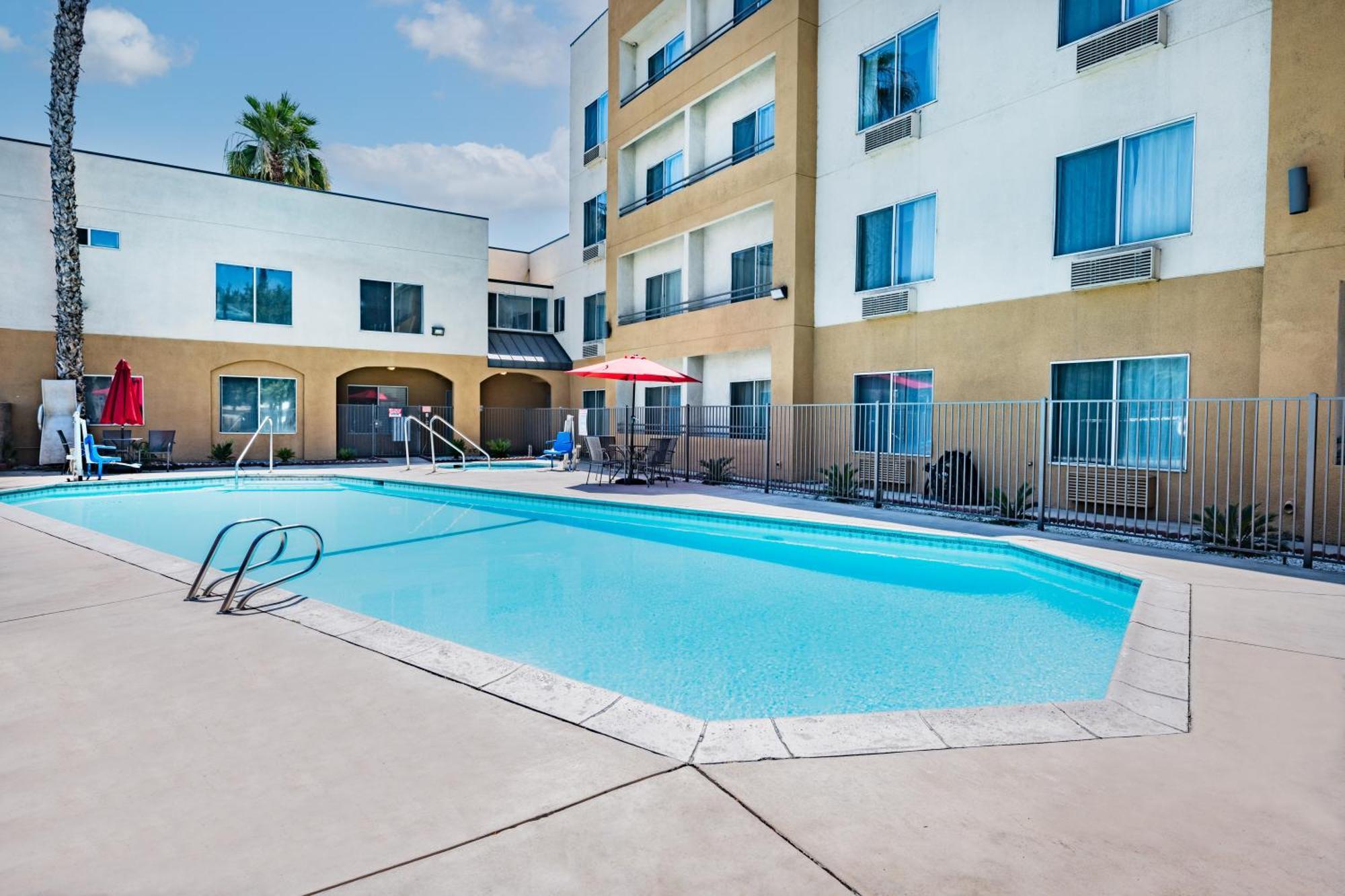 Ramada By Wyndham Bakersfield Exterior foto